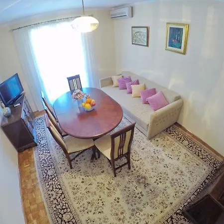 Nina アパート トレビニエ