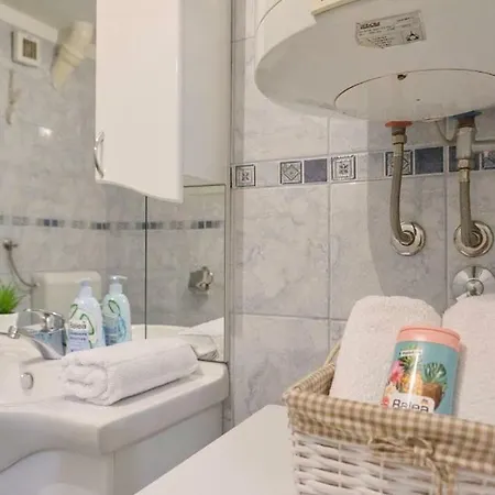 Nina アパート トレビニエ